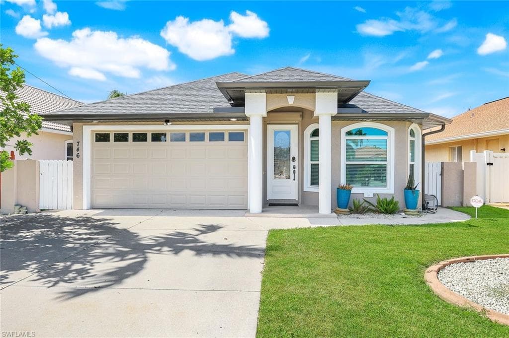 746 101st Ave N, Naples, FL 34108-1