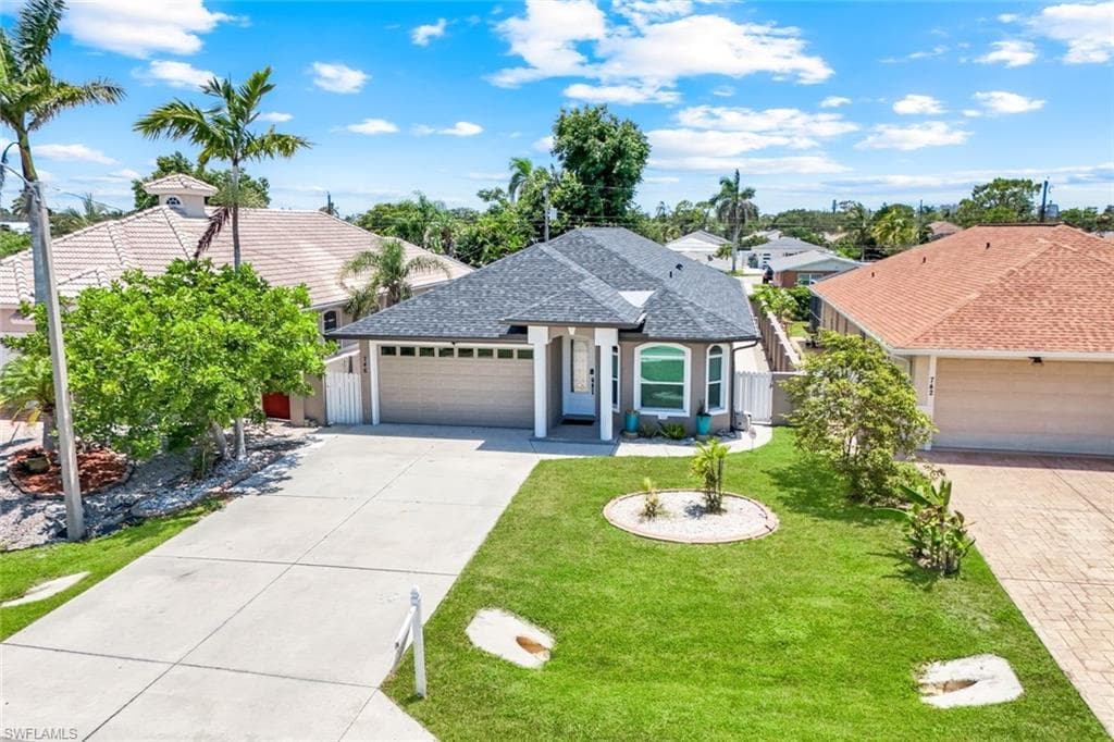 746 101st Ave N, Naples, FL 34108-3