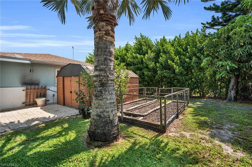 130 Mentor Dr, Naples, FL 34110-38