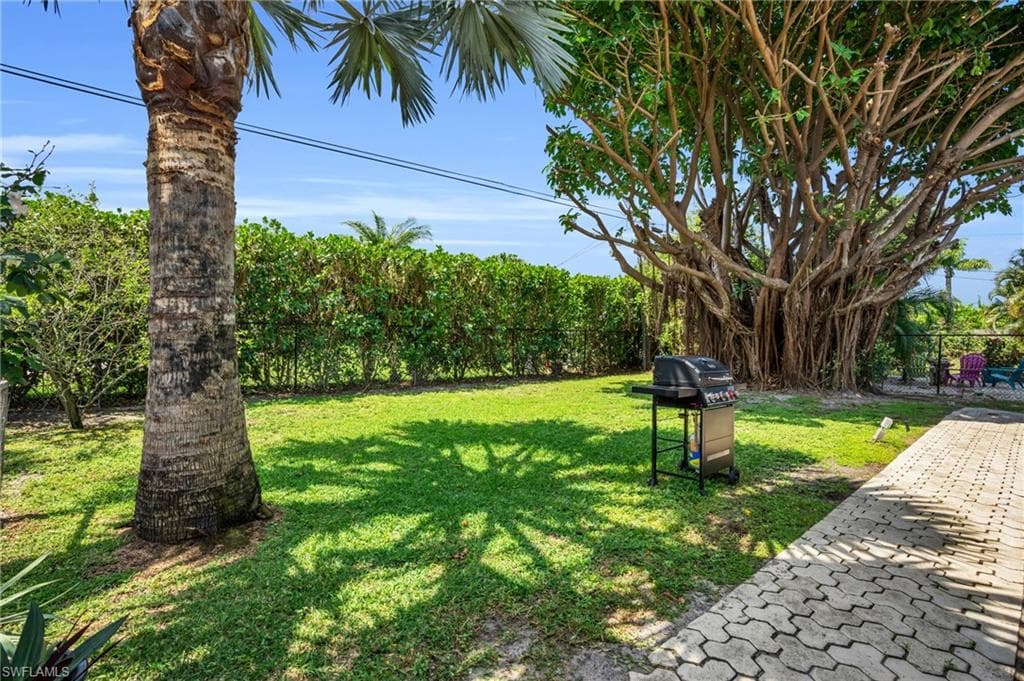 130 Mentor Dr, Naples, FL 34110-39