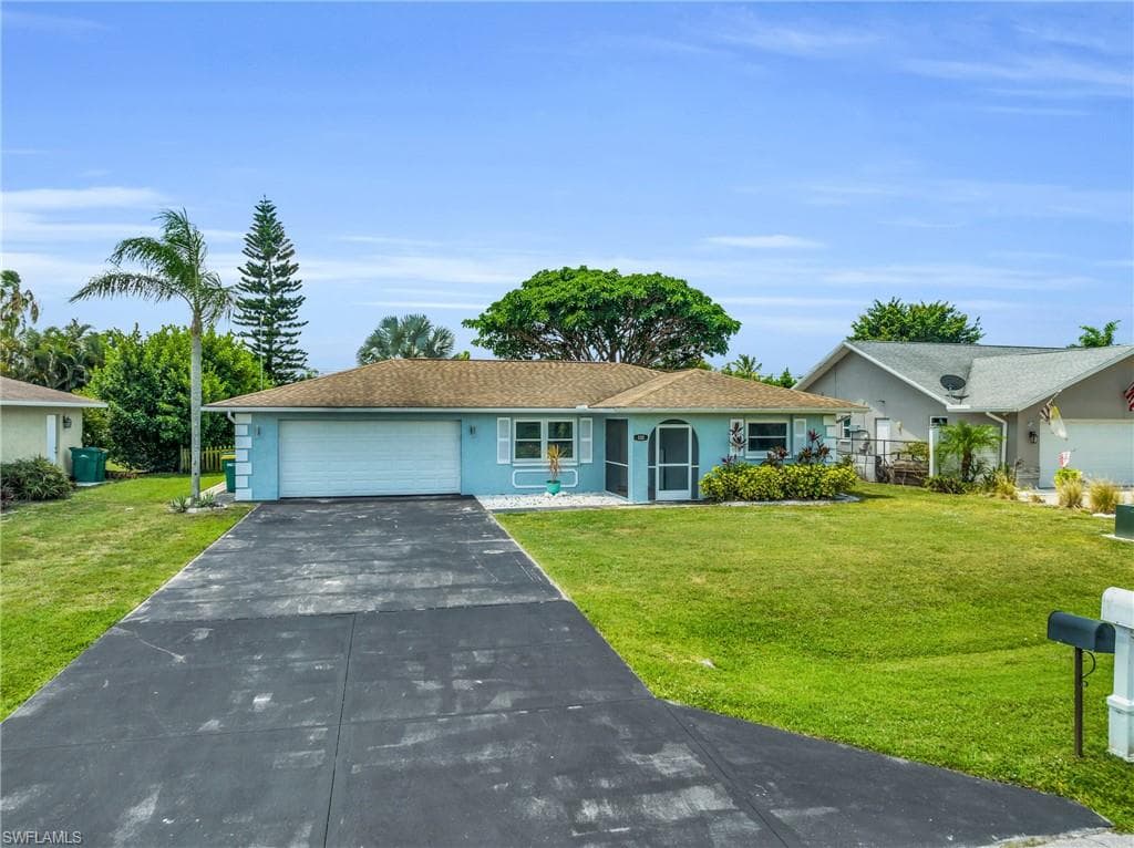 130 Mentor Dr, Naples, FL 34110-4