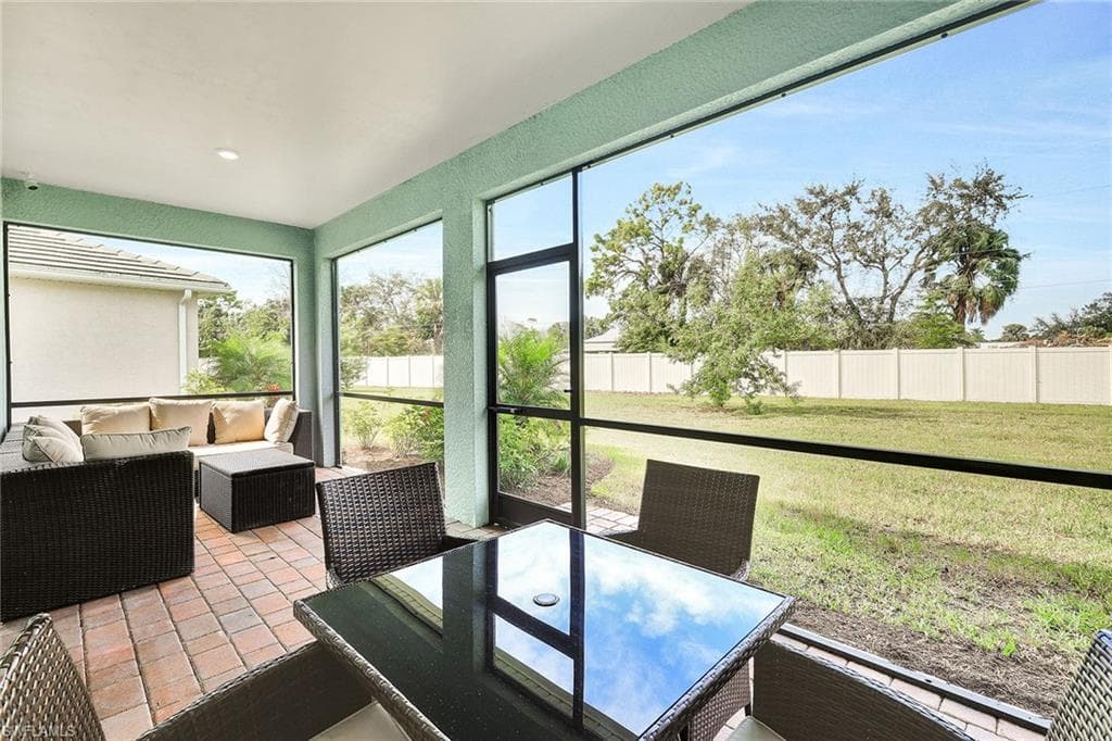 267 Tamarindo Ln, Naples, FL 34114-6