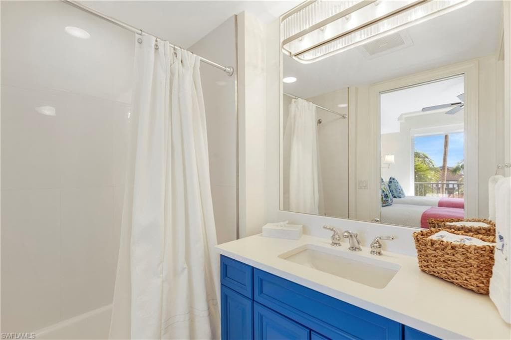 700 La Peninsula Blvd 404, Naples, FL 34113-27