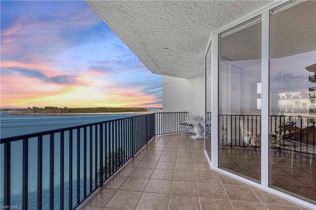 700 La Peninsula Blvd 404, Naples, FL 34113-4