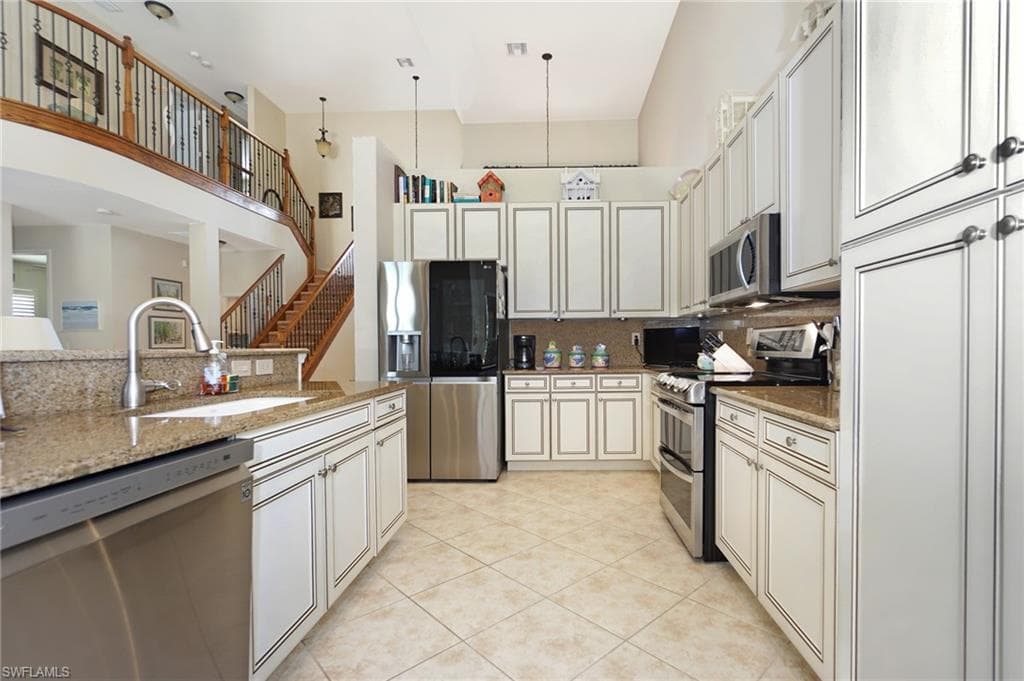 6840 Del Mar Ter, Naples, FL 34105-16