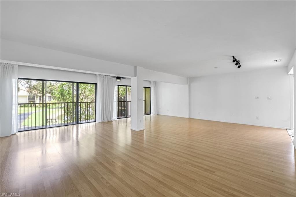 576 Retreat Dr 201, Naples, FL 34110-9