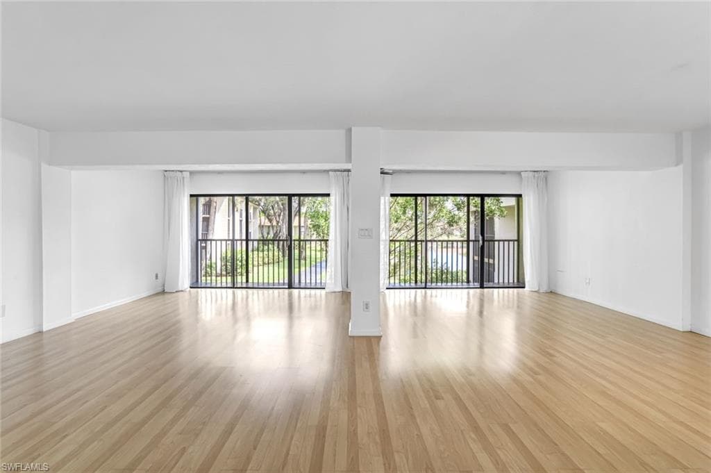 576 Retreat Dr 201, Naples, FL 34110-10