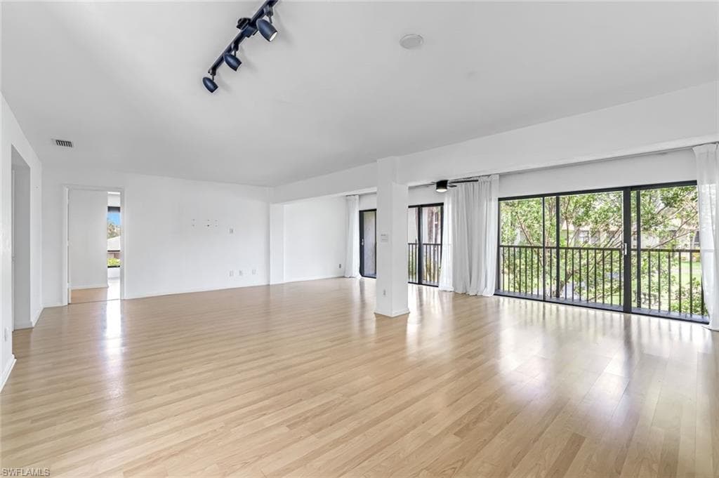 576 Retreat Dr 201, Naples, FL 34110-11