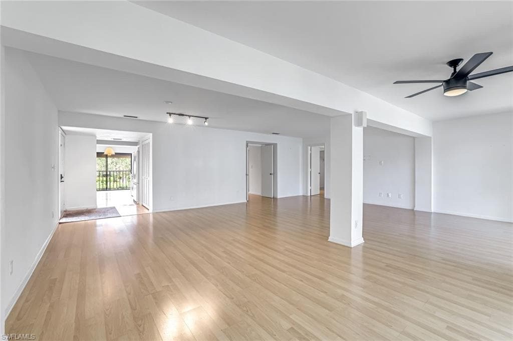 576 Retreat Dr 201, Naples, FL 34110-12