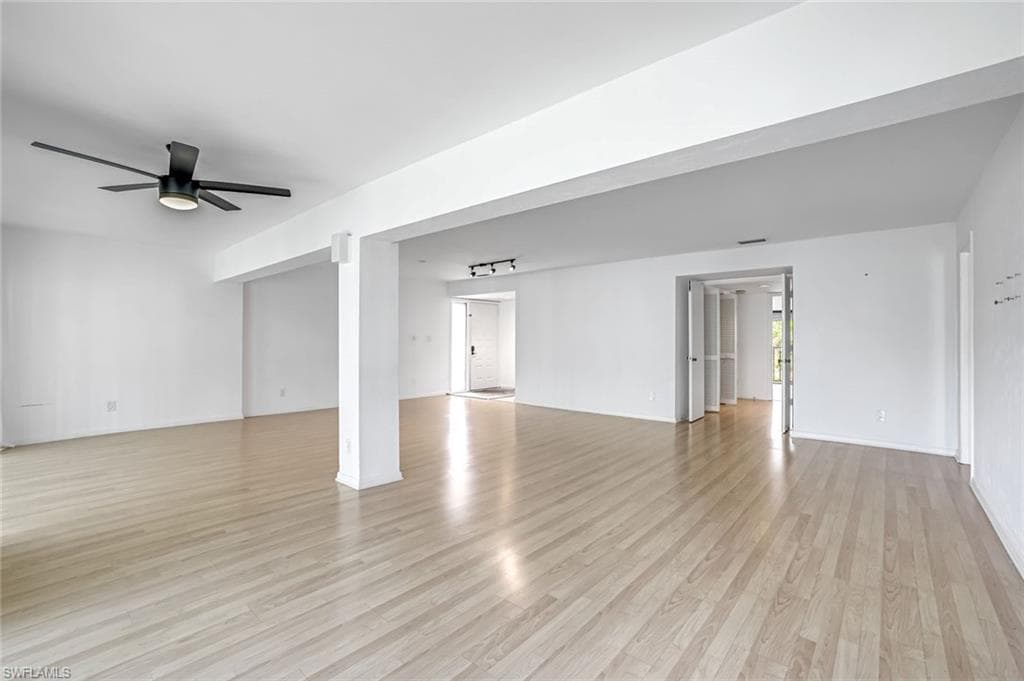 576 Retreat Dr 201, Naples, FL 34110-13