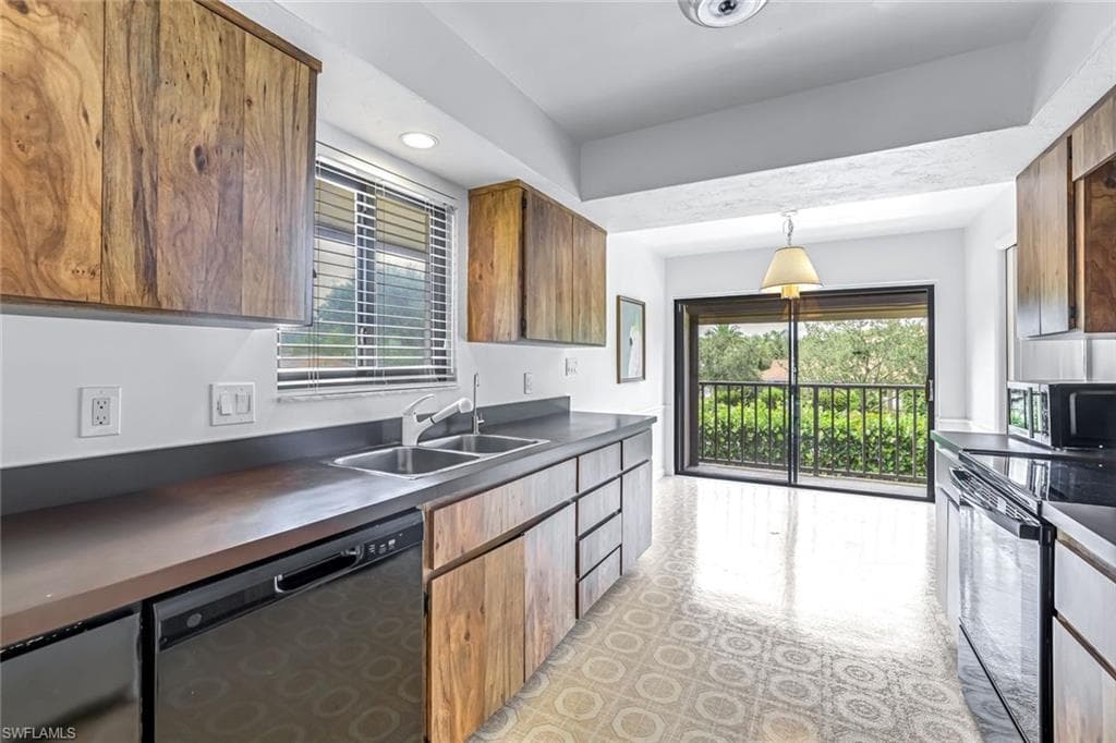 576 Retreat Dr 201, Naples, FL 34110-14