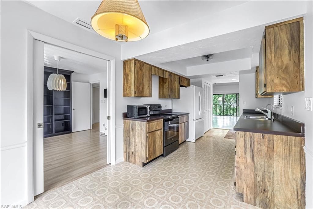 576 Retreat Dr 201, Naples, FL 34110-15