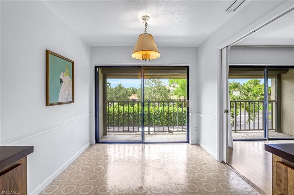 576 Retreat Dr 201, Naples, FL 34110-16