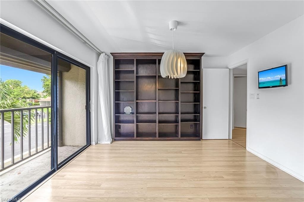 576 Retreat Dr 201, Naples, FL 34110-17