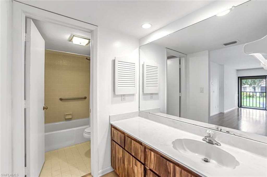 576 Retreat Dr 201, Naples, FL 34110-20