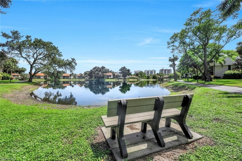 576 Retreat Dr 201, Naples, FL 34110-25