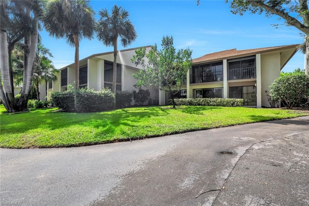 576 Retreat Dr 201, Naples, FL 34110-5