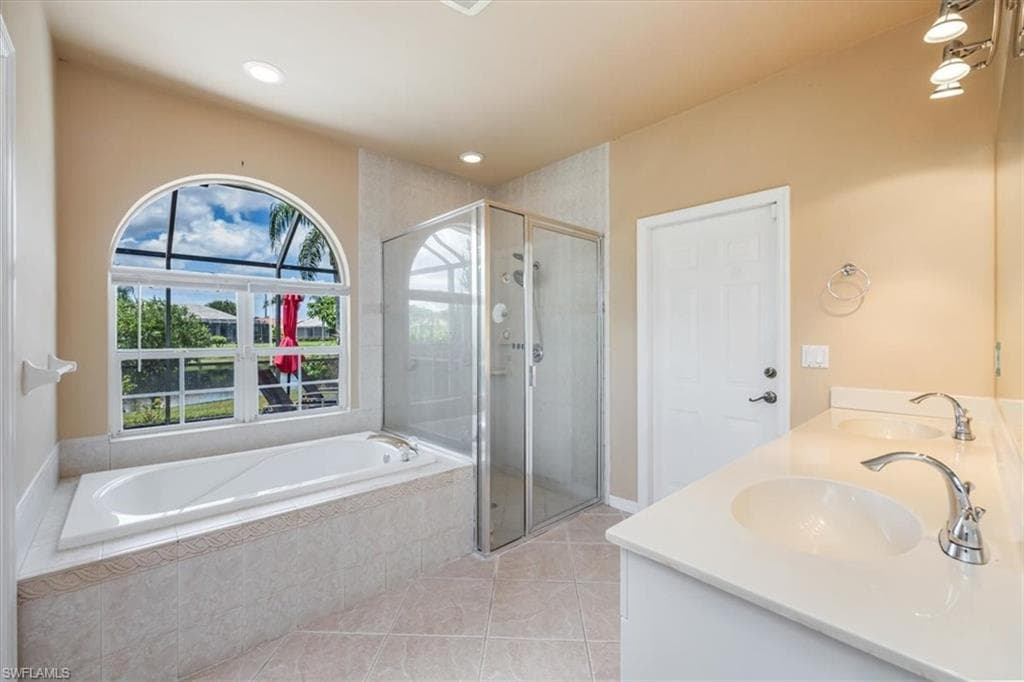 4382 Pomarine Ct, Naples, FL 34119-8