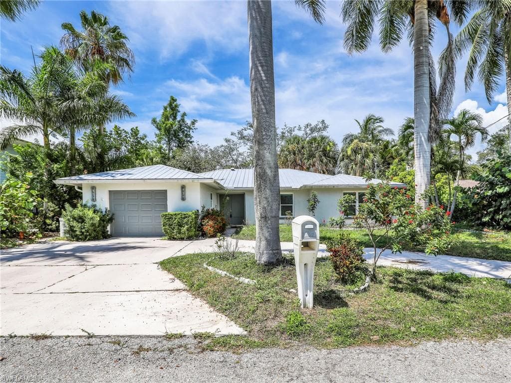 9964 Puopolo Ln, Bonita Springs, FL 34135-4
