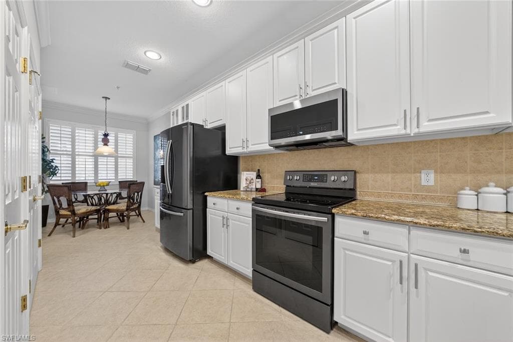 4863 Hampshire Ct 4-202, Naples, FL 34112-5