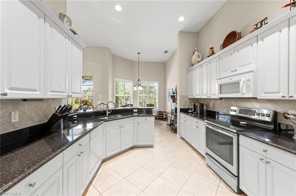 8215 Potomac Ln, Naples, FL 34104-10