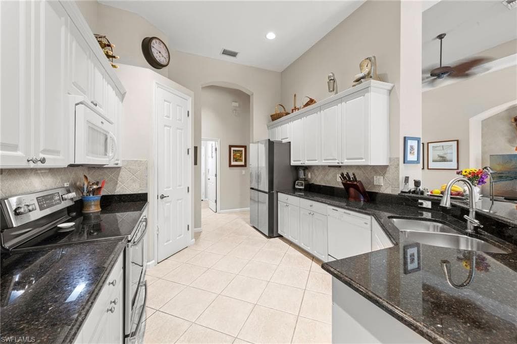 8215 Potomac Ln, Naples, FL 34104-11