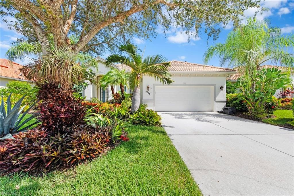 8215 Potomac Ln, Naples, FL 34104-1