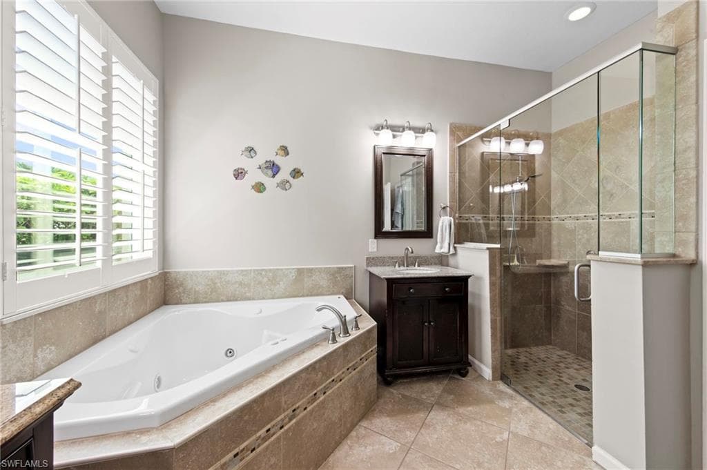 8215 Potomac Ln, Naples, FL 34104-22