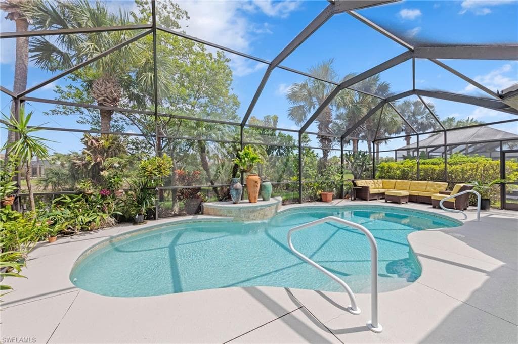 8215 Potomac Ln, Naples, FL 34104-4