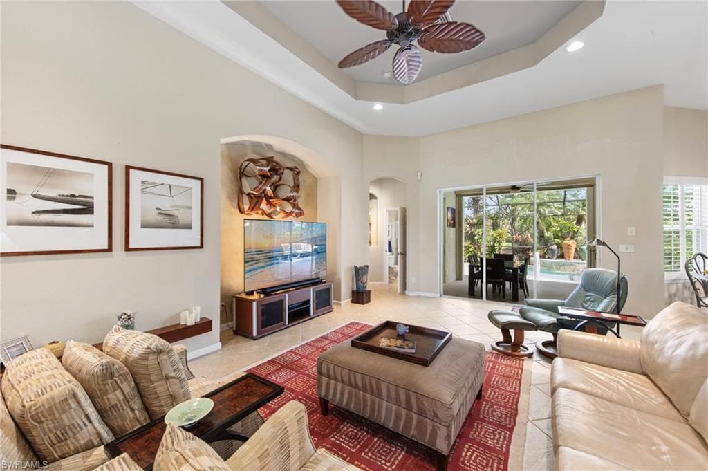 8215 Potomac Ln, Naples, FL 34104-5