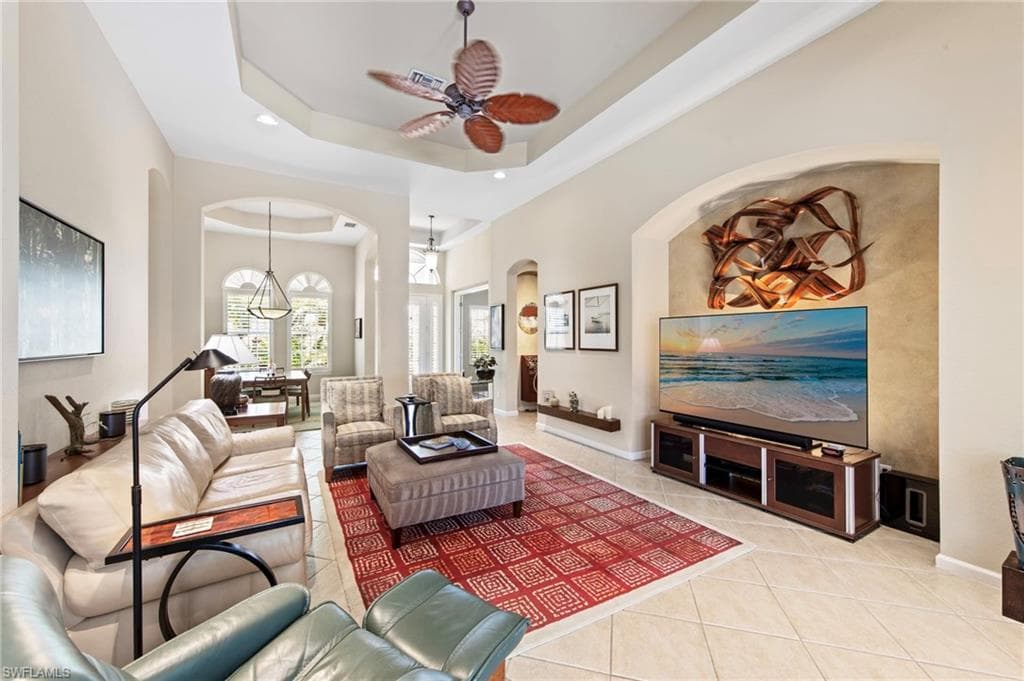 8215 Potomac Ln, Naples, FL 34104-6