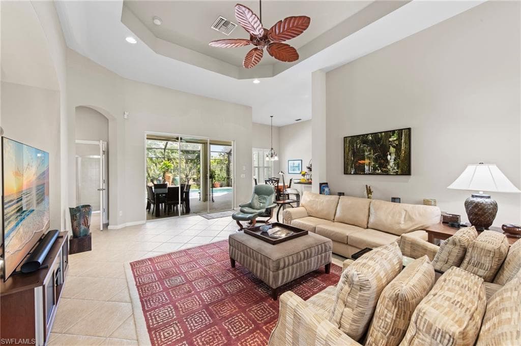 8215 Potomac Ln, Naples, FL 34104-7