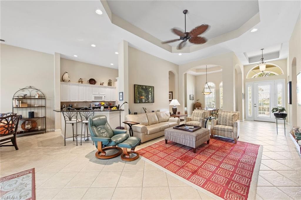 8215 Potomac Ln, Naples, FL 34104-8