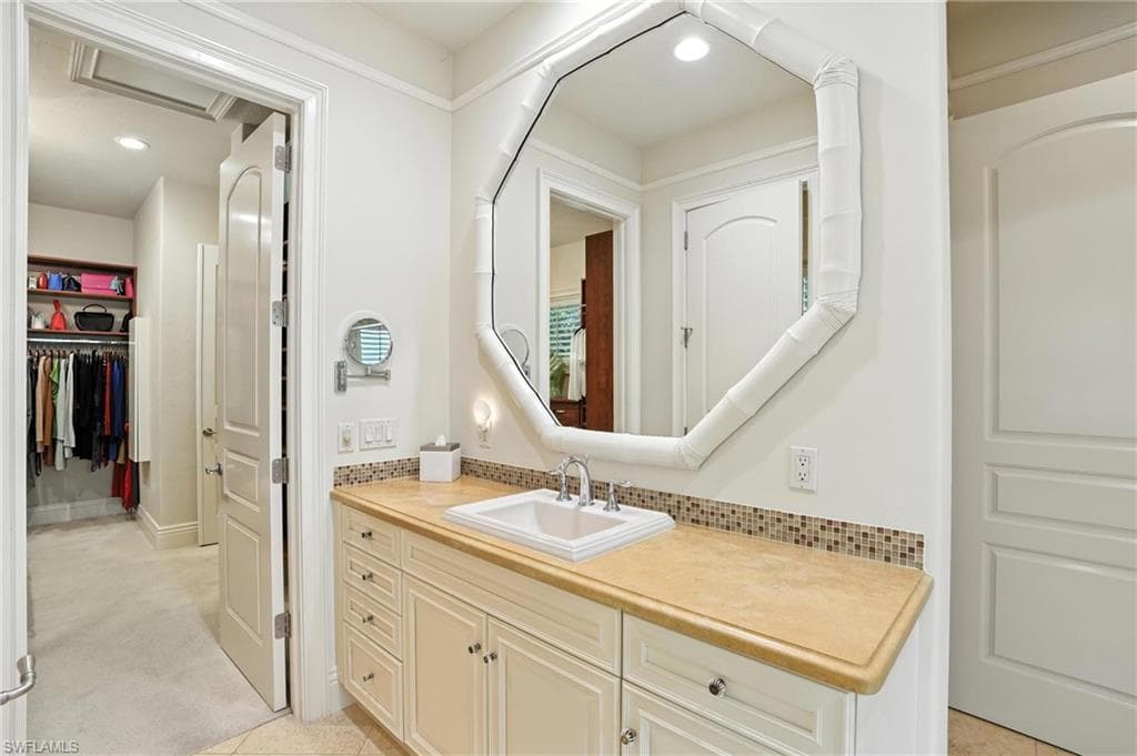 2892 Tiburon Blvd E, Naples, FL 34109-25