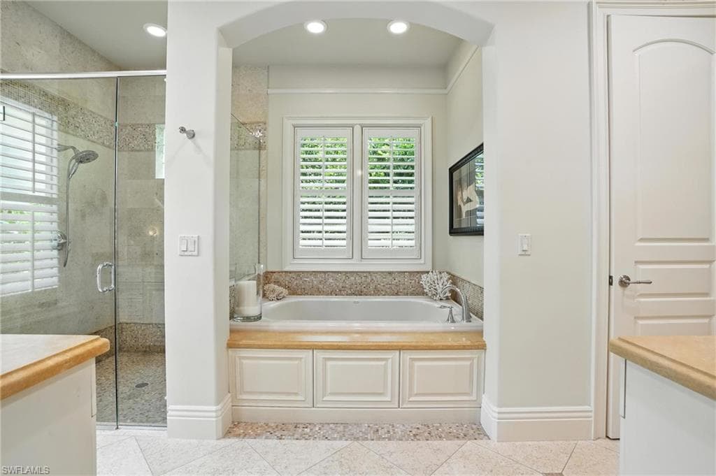 2892 Tiburon Blvd E, Naples, FL 34109-26