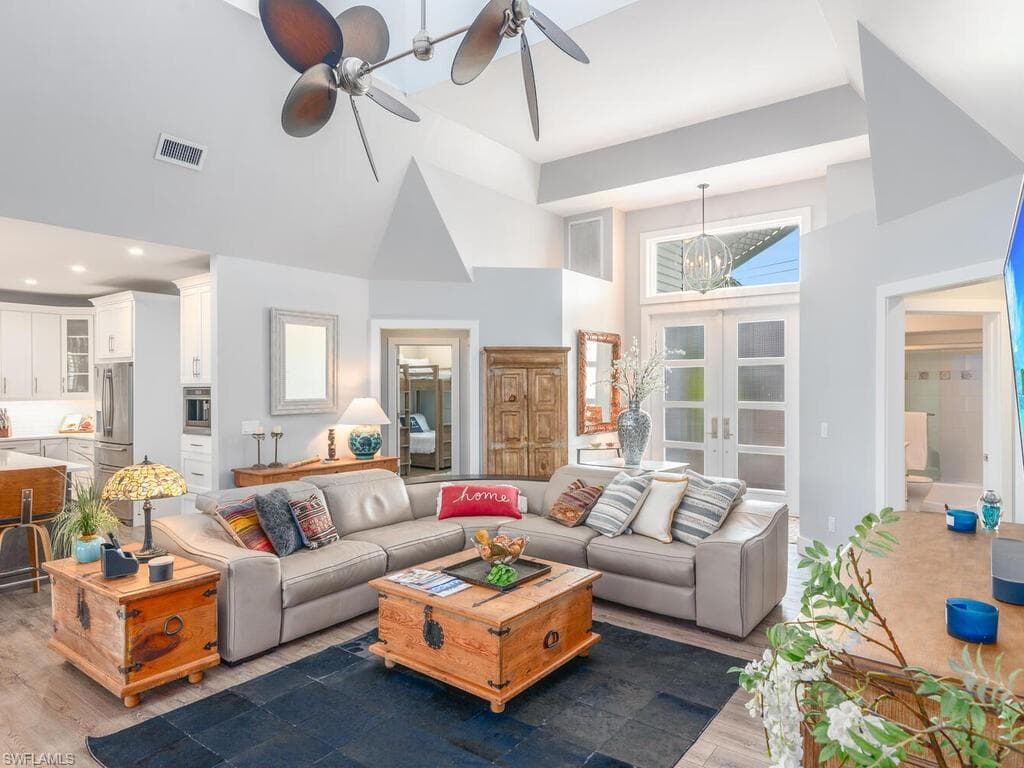 90 Seas Ct, Marco Island, FL 34145-5