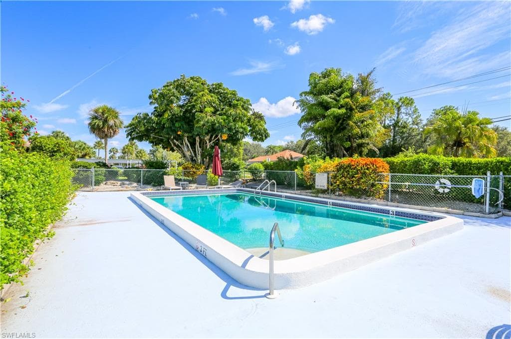 221 Cypress Way E 201, Naples, FL 34110-18