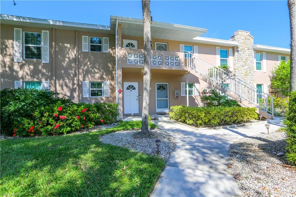 221 Cypress Way E 201, Naples, FL 34110-1
