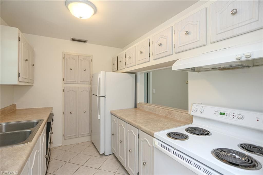 221 Cypress Way E 201, Naples, FL 34110-3