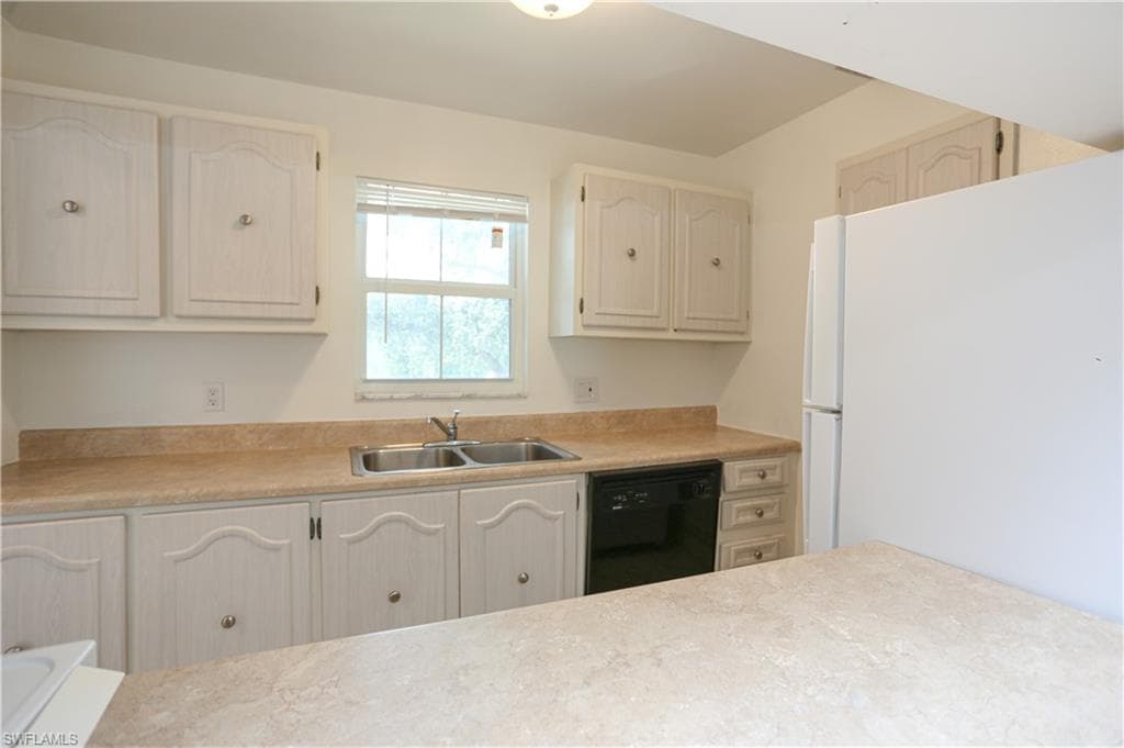 221 Cypress Way E 201, Naples, FL 34110-4