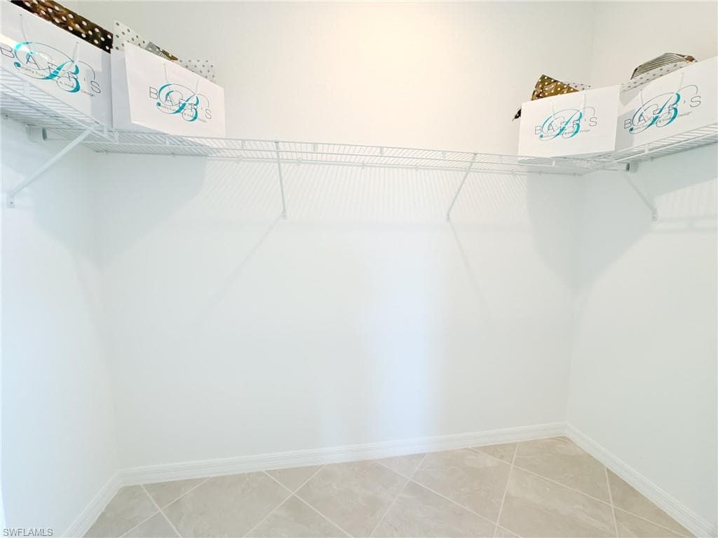 2039 Vermont Ln, Naples, FL 34120-29
