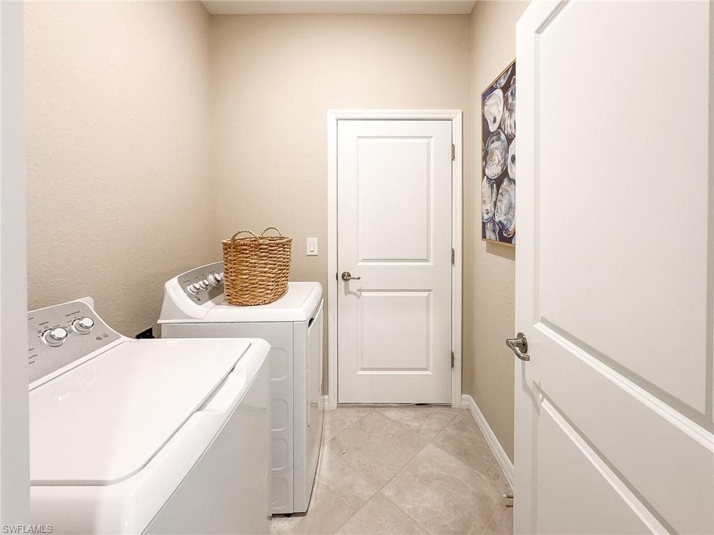2039 Vermont Ln, Naples, FL 34120-36