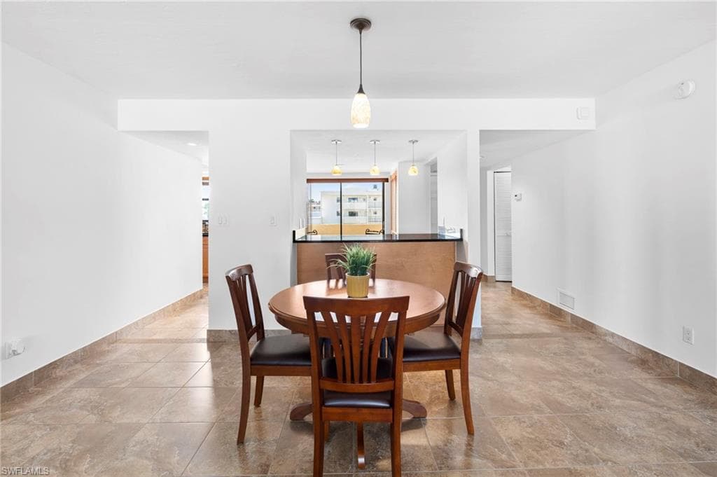 838 Elkcam Cir 302, Marco Island, FL 34145-15