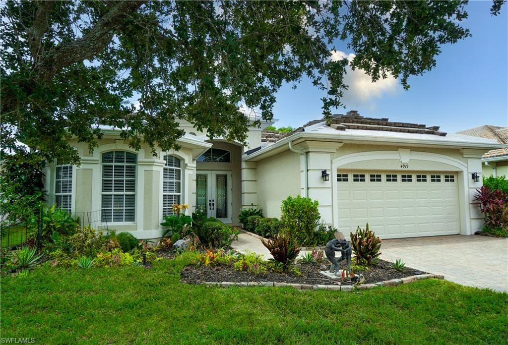 4919 Cerromar Dr, Naples, FL 34112-2