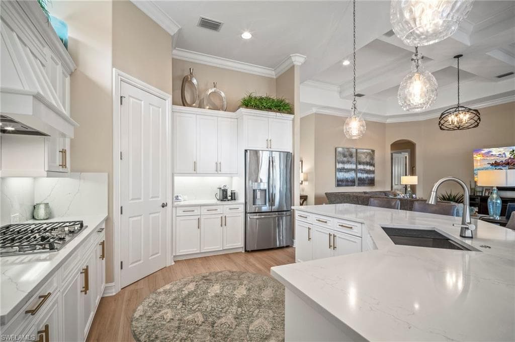 6420 Costa Cir, Naples, FL 34113-9