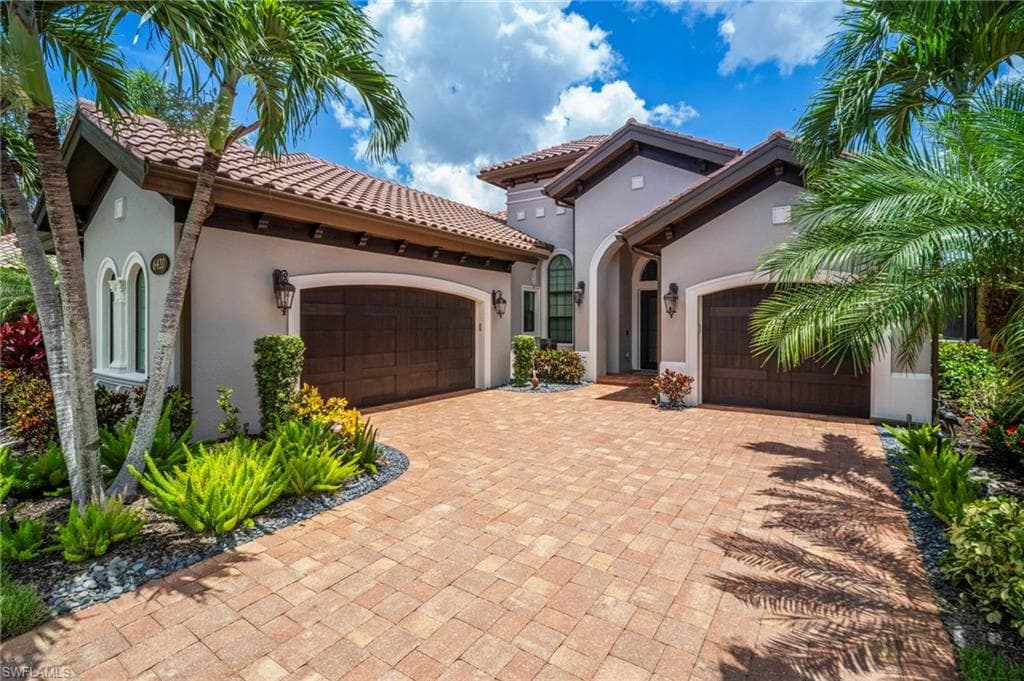 6420 Costa Cir, Naples, FL 34113-2