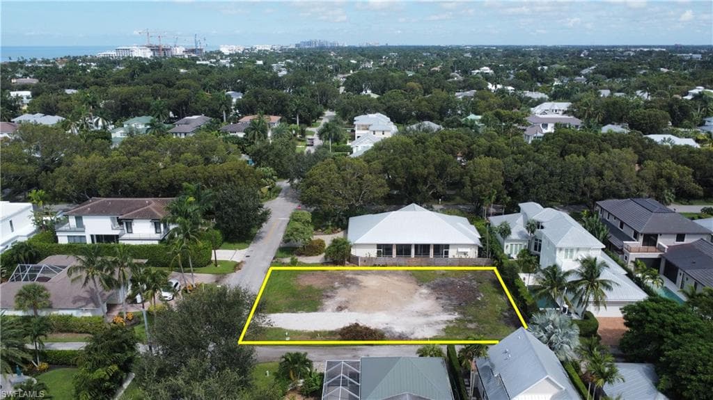 76 4th St N, Naples, FL 34102-4