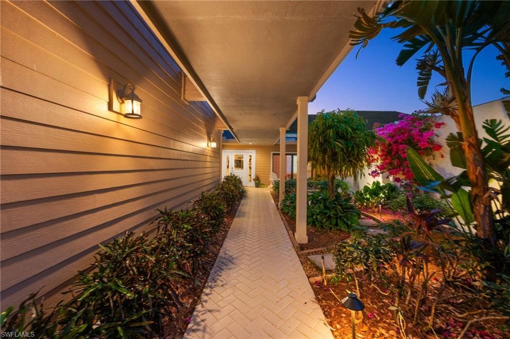 397 Edgemere Way N 11, Naples, FL 34105-36