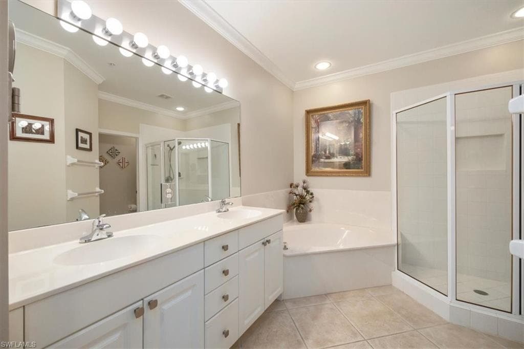 5060 Yacht Harbor Cir 102, Naples, FL 34112-20