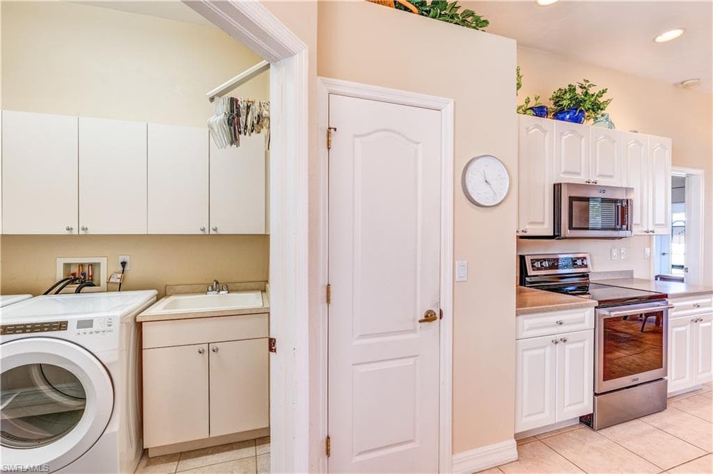 3208 1st Pl, Cape Coral, FL 33914-17